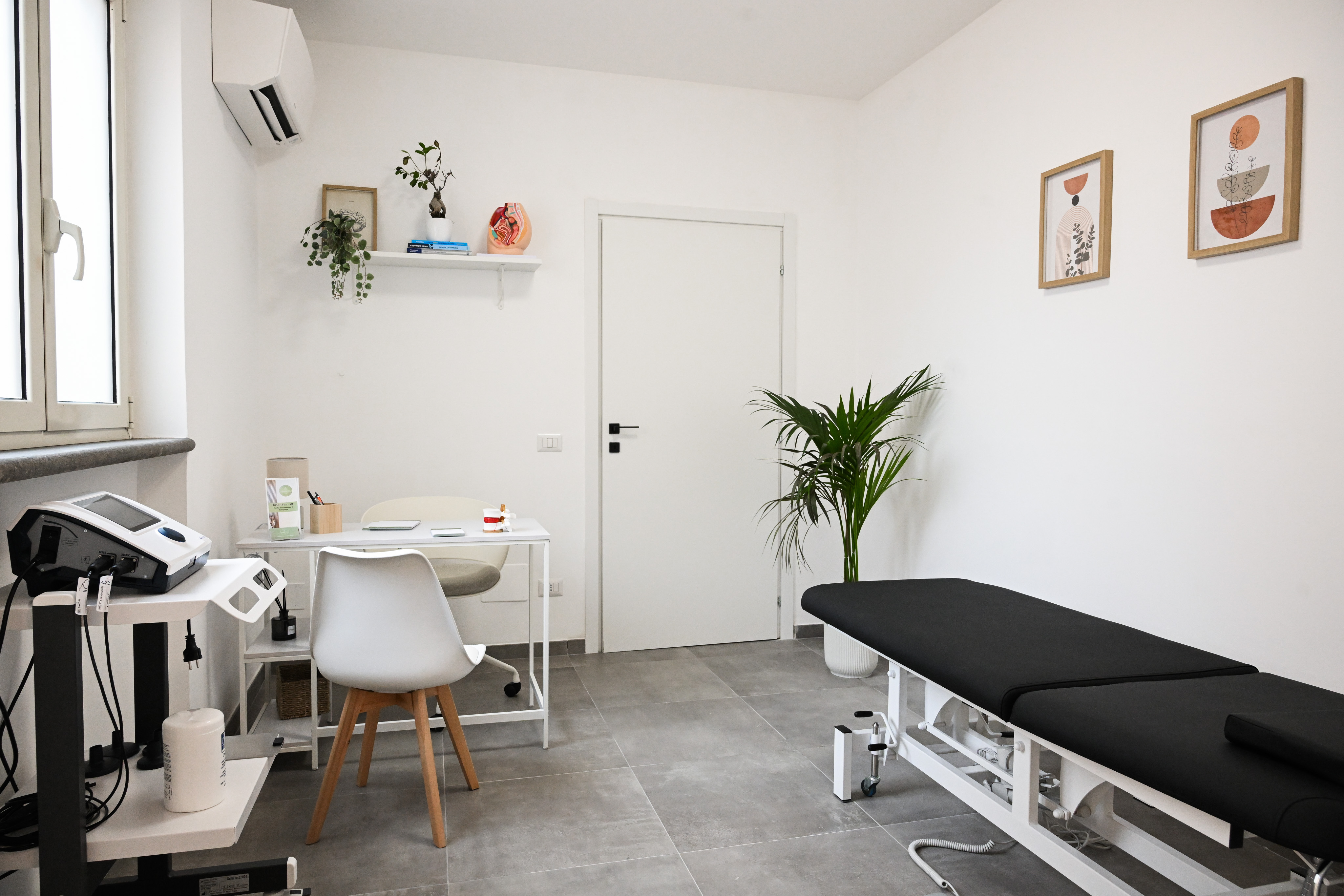 Studio RiabilitaLab con lettino e macchinari